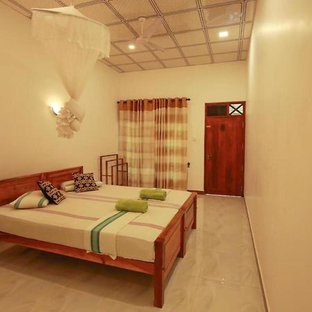 Julia Safari Inn Tissamaharama Ngoại thất bức ảnh