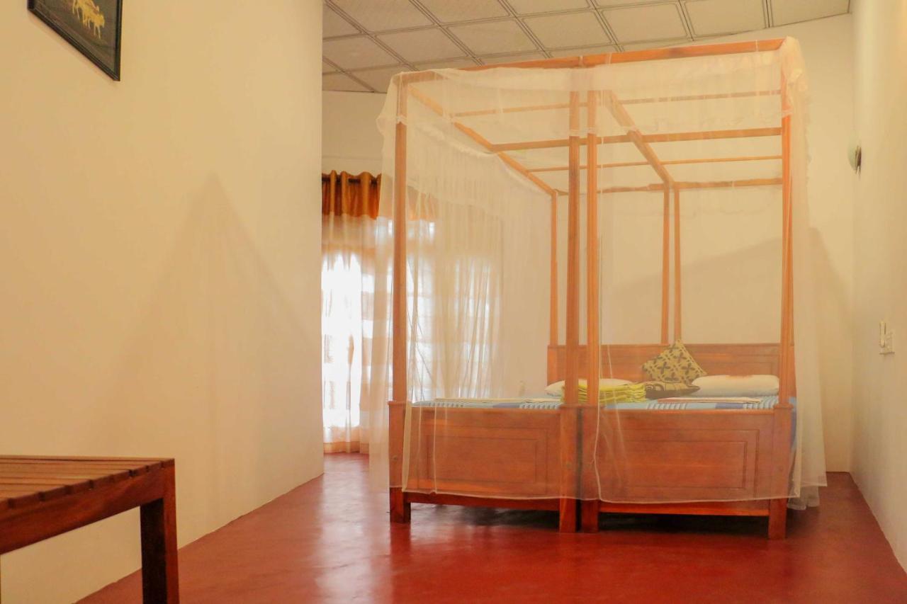 Julia Safari Inn Tissamaharama Ngoại thất bức ảnh
