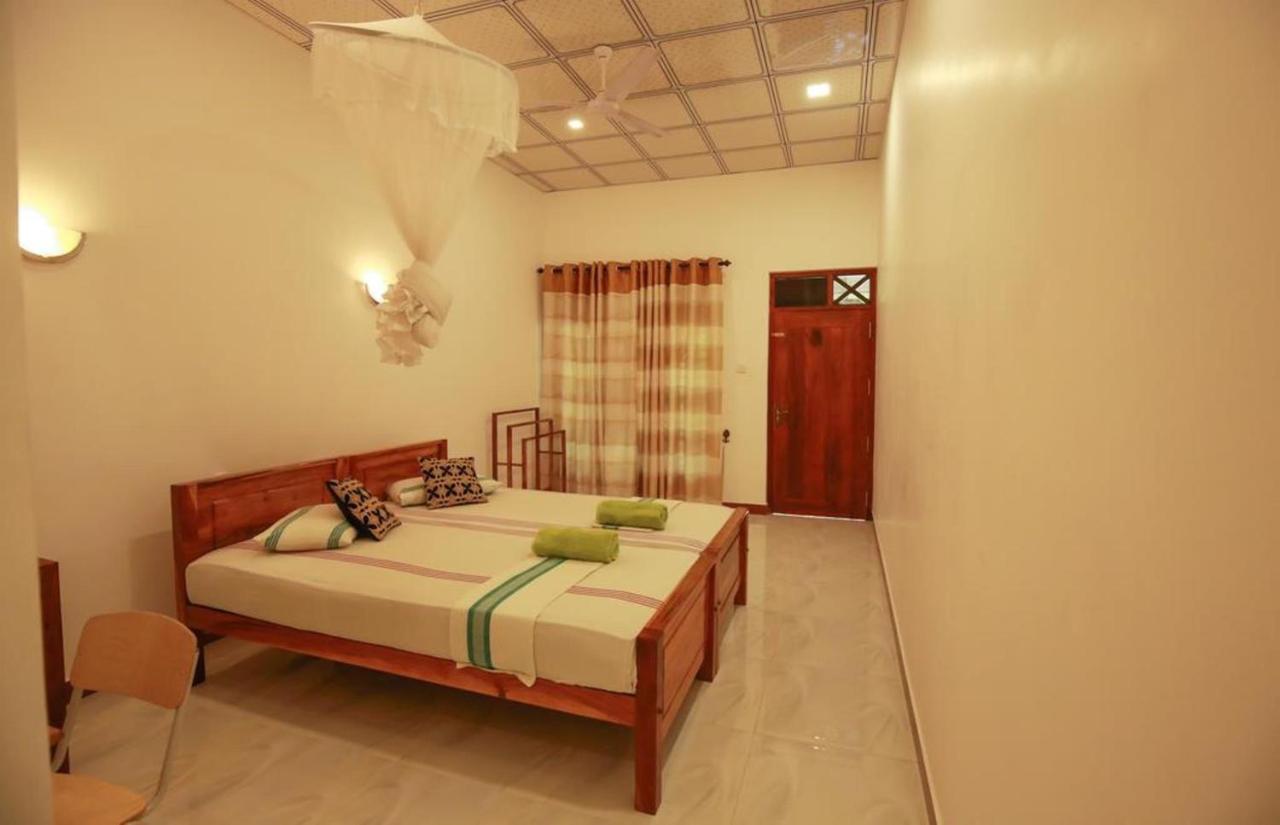 Julia Safari Inn Tissamaharama Ngoại thất bức ảnh