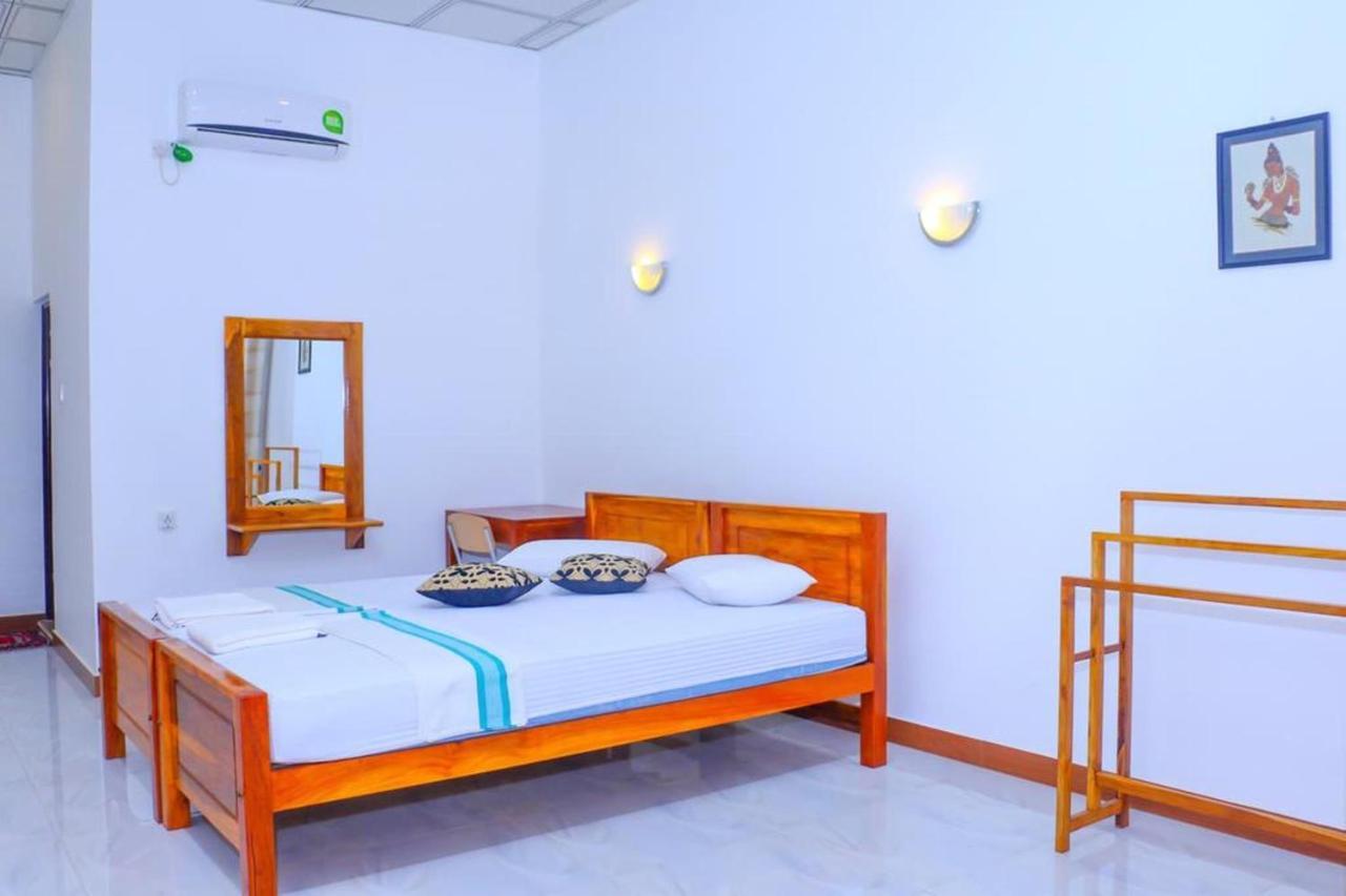 Julia Safari Inn Tissamaharama Ngoại thất bức ảnh